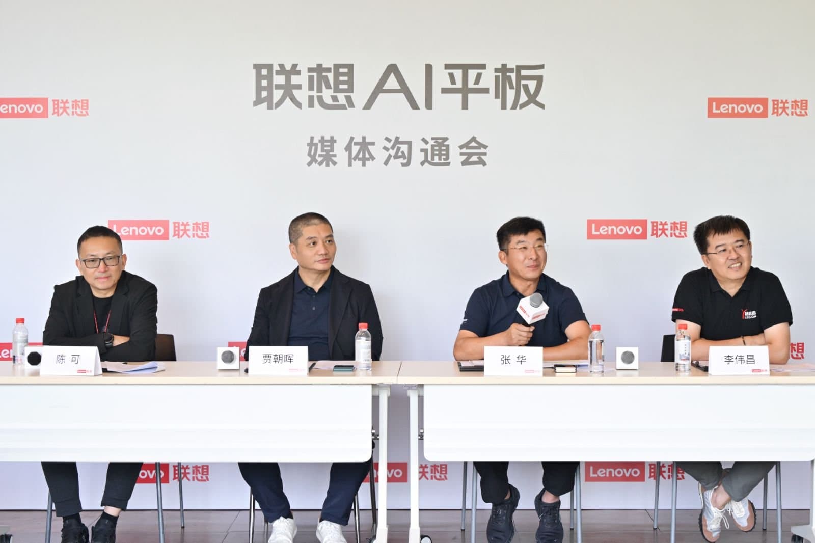 AI公司杀进硬件,联想AI平板如何找到存在感?|最前线