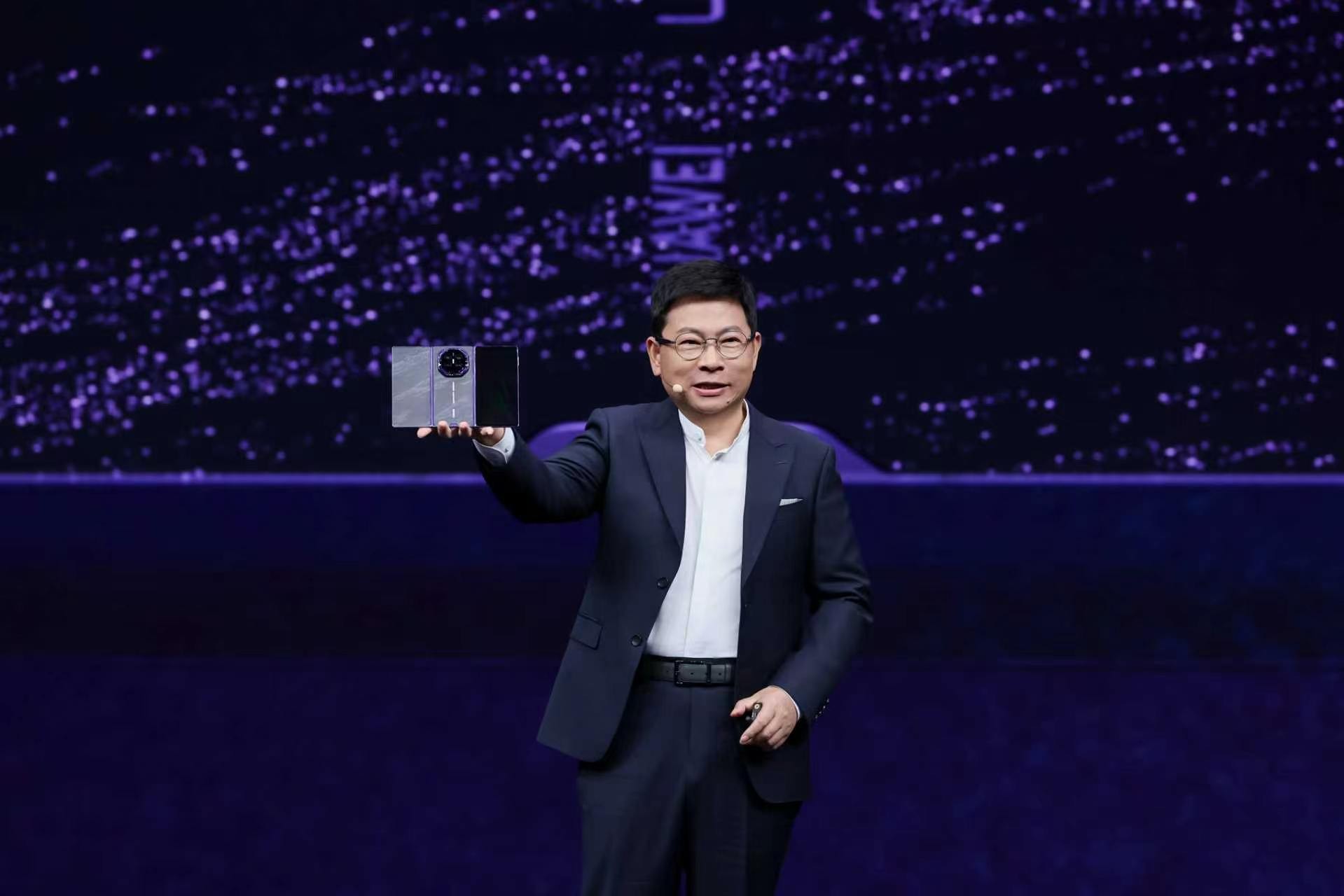 科氪 | 首发搭载麒麟9050 Pro芯片,HUAWEI Mate XT 2 非凡大师正式亮相